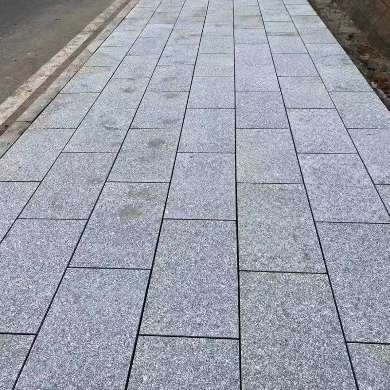 天然花岗岩石板芝麻白灰黑黄金麻石材路沿石火烧板广场庭院地铺石(图1)